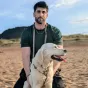 Borja González, de Zaindog, con su perro