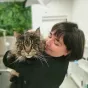 Yaiza Álvarez, de Estilismo Canino Magua, con un gato recién peinado